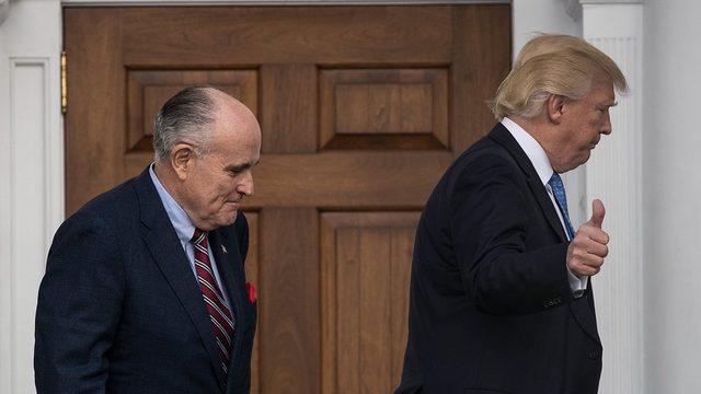Rudolph Giuliani'nin (solda) adı kısa bir süre Trump yönetiminde adalet bakanlığı için geçmişti