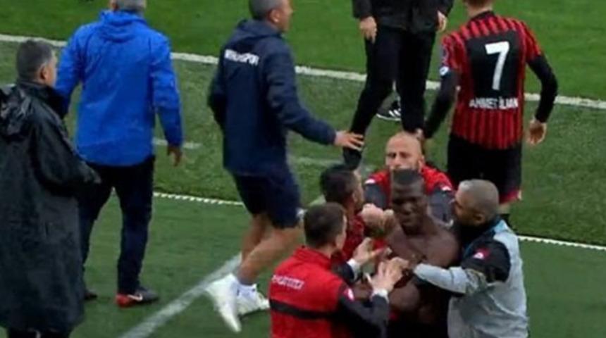 Gençlerbirliği'nde sahayı terk eden Pogba ile takım arkadaşları arasında arbede yaşandı