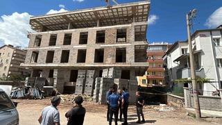 Son dakika: Aksaray&rsquo;da korkuluk demiri &uuml;zerine d&uuml;şen iş&ccedil;i ağır yaralandı