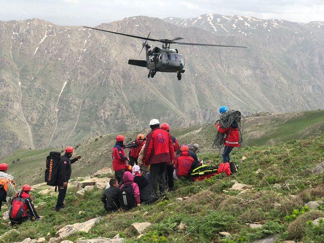 Kayalıklardan yuvarlandı, askeri helikopterle gelen UMKE ekibince kurtarıldı