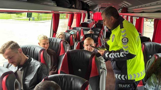 Trafik polisleri otogarda sürücü ve yolcuları uyarıyor 2