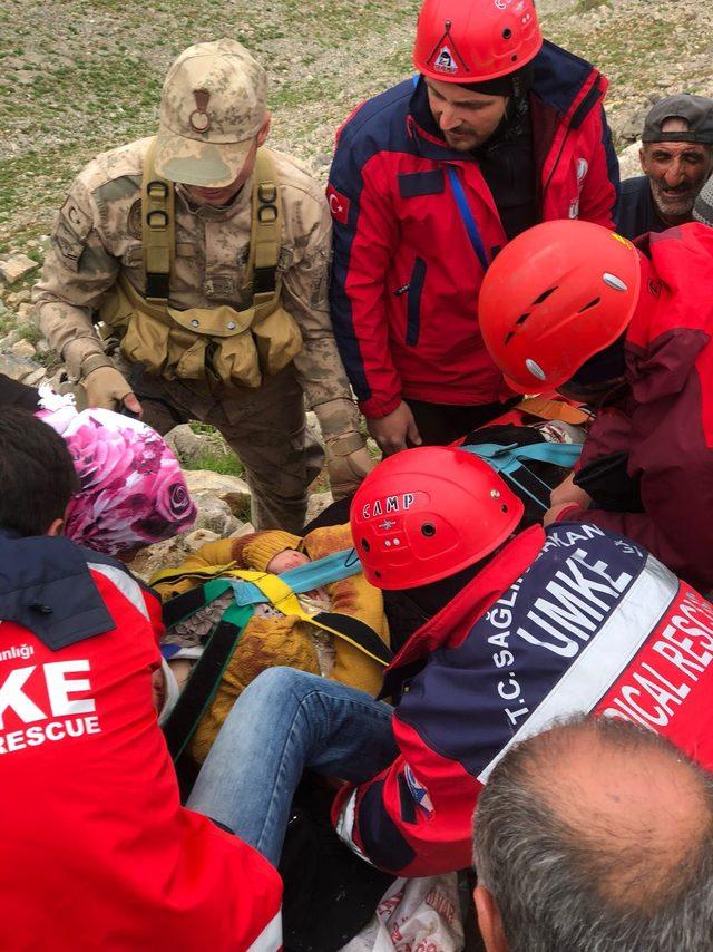 Kayalıklardan yuvarlandı, askeri helikopterle gelen UMKE ekibince kurtarıldı