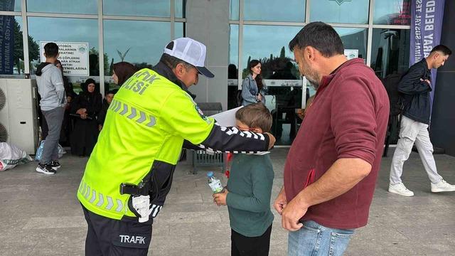 Trafik polisleri otogarda sürücü ve yolcuları uyarıyor 1
