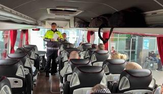 Trafik polisleri otogarda s&uuml;r&uuml;c&uuml; ve yolcuları uyarıyor