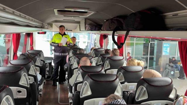 Trafik polisleri otogarda sürücü ve yolcuları uyarıyor