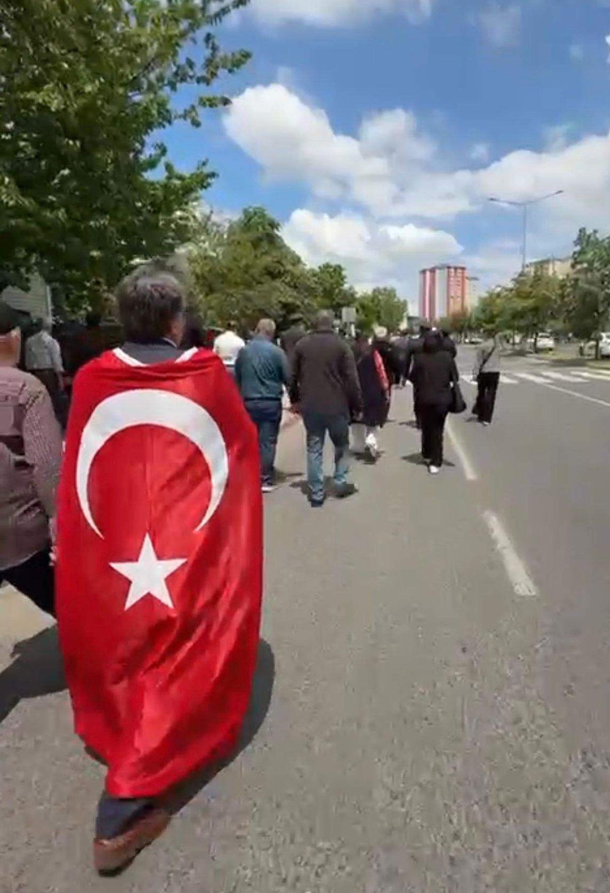 Türk bayrağıyla geldi, şehit cenazesinde hayatını kaybetti 2