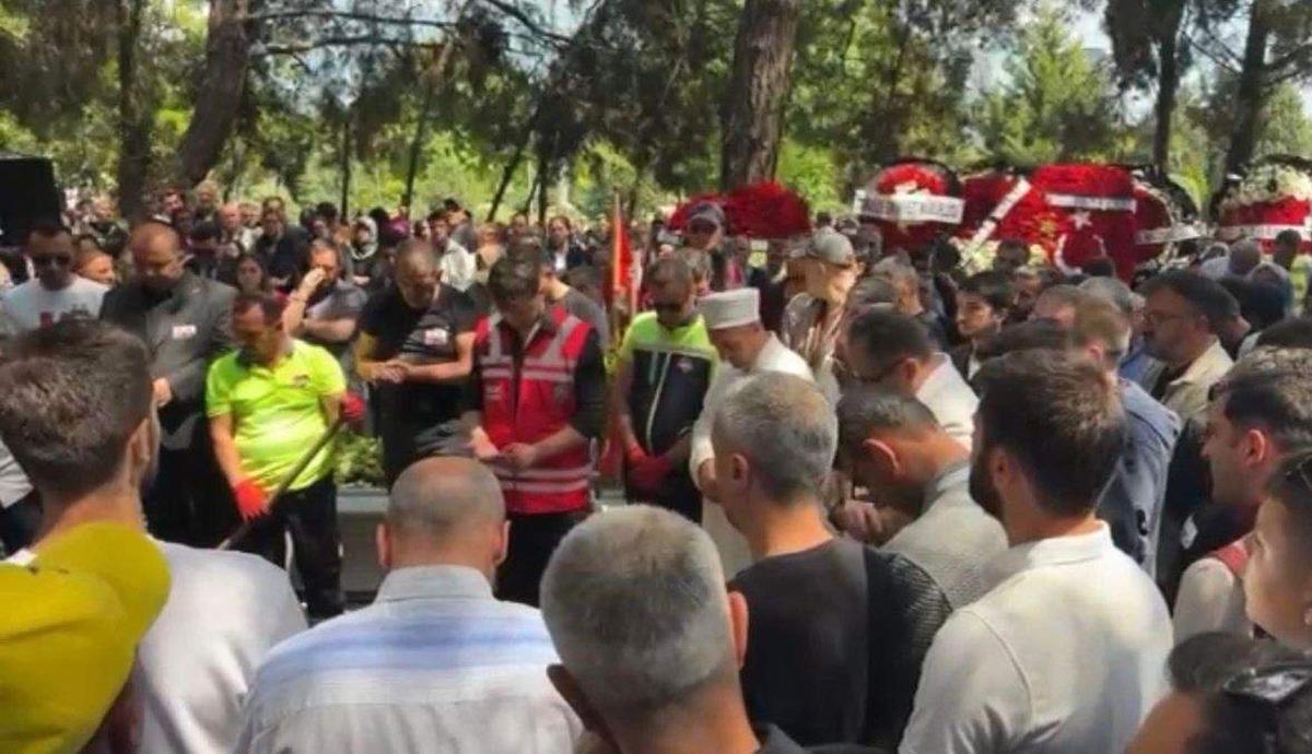 Türk bayrağıyla geldi, şehit cenazesinde hayatını kaybetti 4