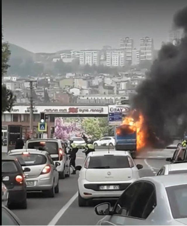 Seyir halindeki kamyonet alev aldı 2