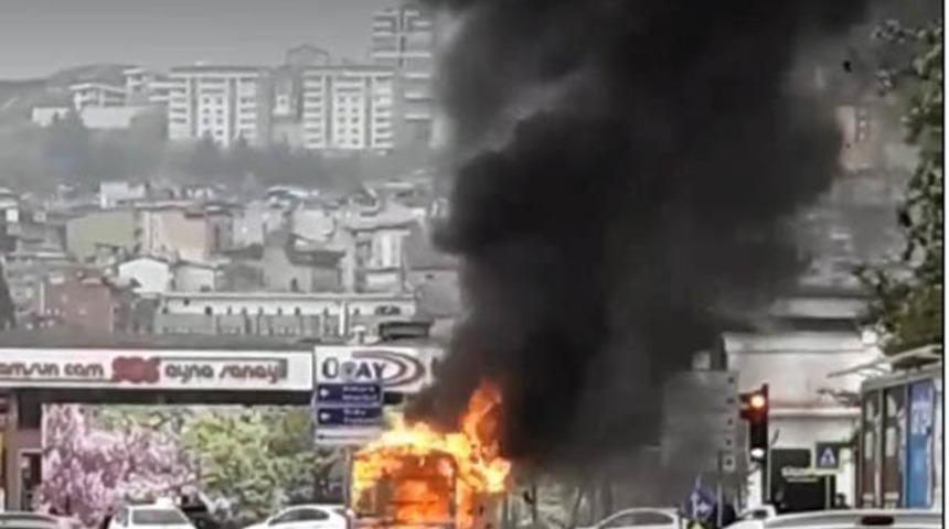 Seyir halindeki kamyonet alev aldı