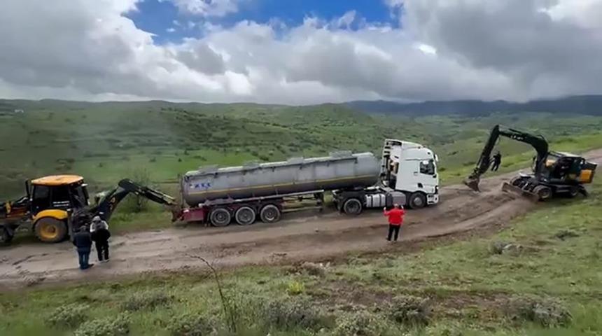 Bolu'da bayram trafiğinden ka&ccedil;an tır ve kamyonlar k&ouml;y yolunda &ccedil;amura saplandı