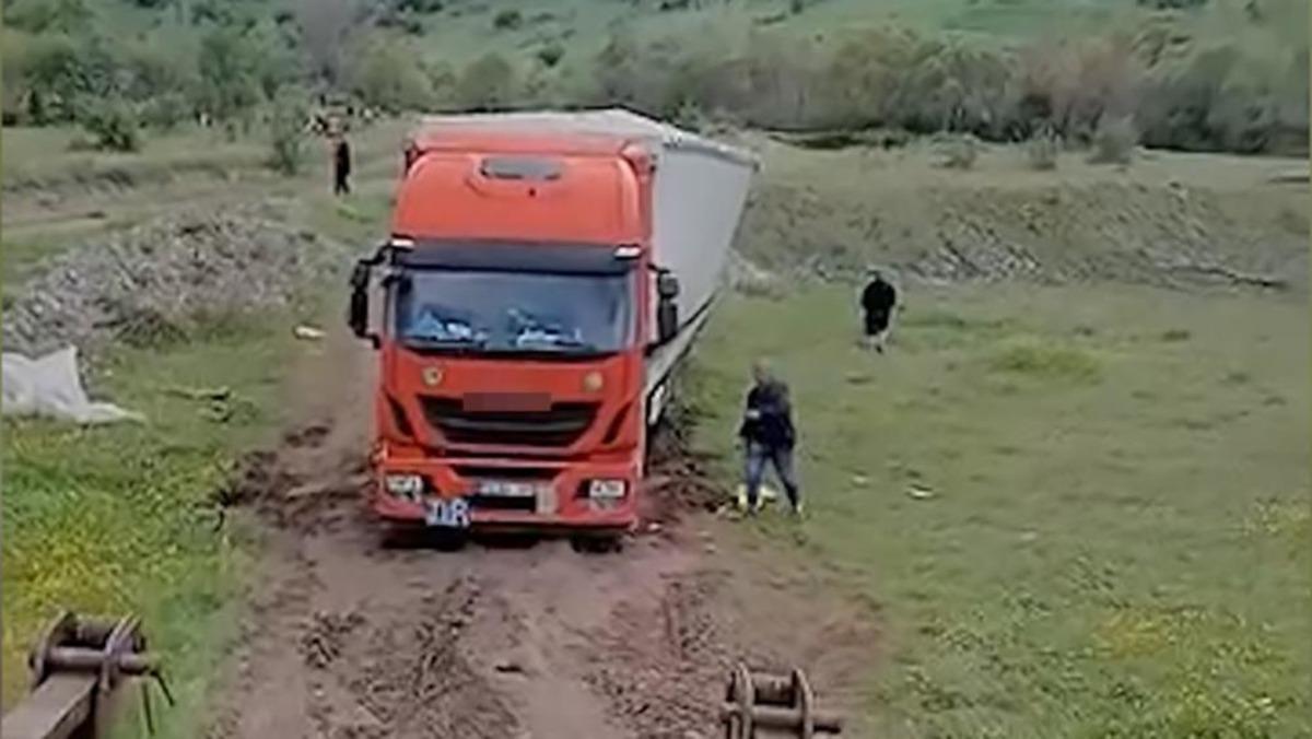 Bolu da bayram trafiğinden kaçan tır ve kamyonlar köy yolunda çamura saplandı 1