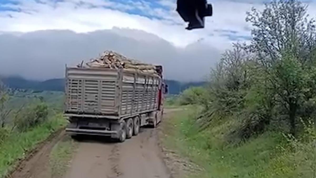 Bolu da bayram trafiğinden kaçan tır ve kamyonlar köy yolunda çamura saplandı 2
