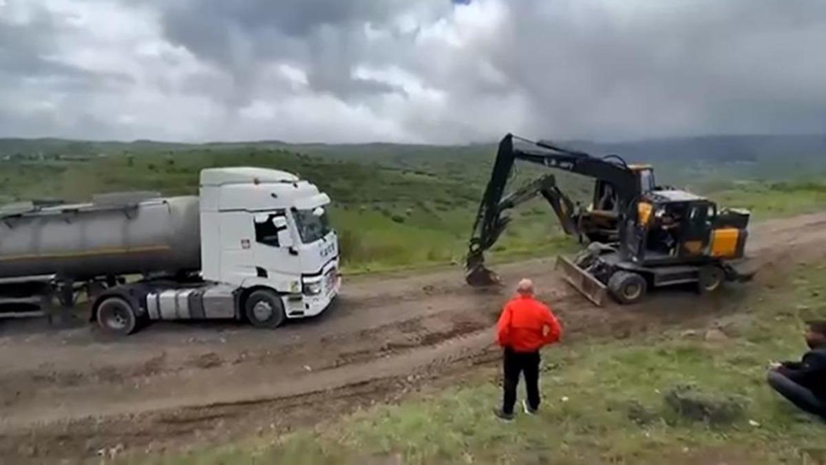 Bolu da bayram trafiğinden kaçan tır ve kamyonlar köy yolunda çamura saplandı 3