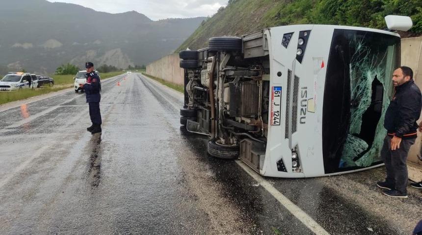 Tokat'ta cenaze d&ouml;n&uuml;ş&uuml; minib&uuml;s devrildi: 4 yaralı