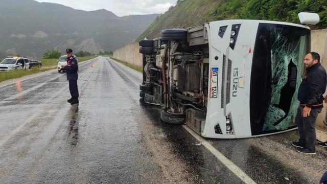Tokat'ta cenaze dönüşü minibüs devrildi: 4 yaralı