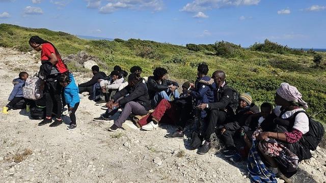 İzmir'de arızalanan botla denizde sürüklenen 26 düzensiz göçmen kurtarıldı