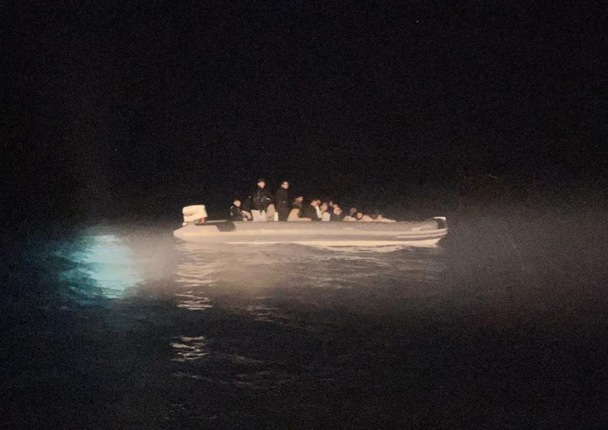 İzmir de arızalanan botla denizde sürüklenen 26 düzensiz göçmen kurtarıldı 1