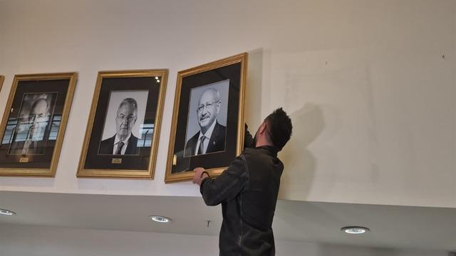 Kılıçdaroğlu'nun fotoğrafı genel merkeze tekrar asıldı: Dikkat çeken Özgür Özel detayı