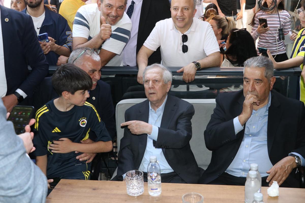 Fenerbah&ccedil;e de Aziz Yıldırım transferde &ccedil;ıldırdı! "Acil ihtiya&ccedil;sa Salah ı getiririz" 7