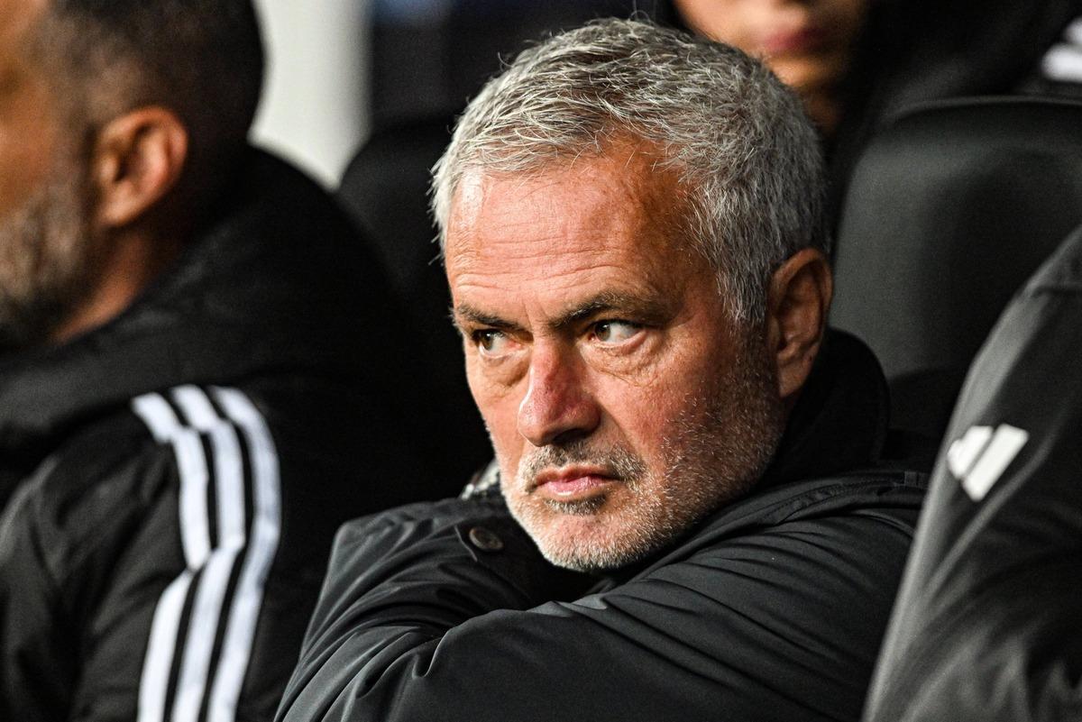 Fenerbah&ccedil;e de Aziz Yıldırım transferde &ccedil;ıldırdı! "Acil ihtiya&ccedil;sa Salah ı getiririz" 4