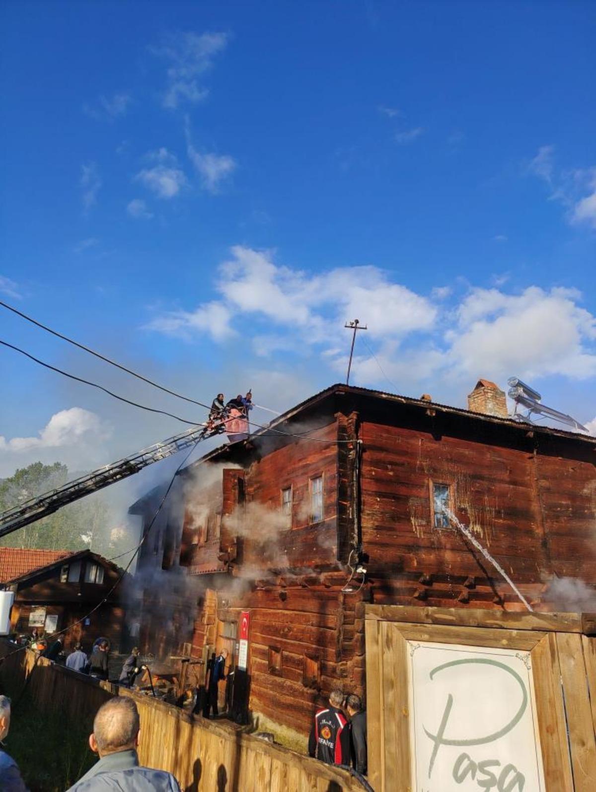 Kastamonu&rsquo;da 250 yıllık tarihi konak &ccedil;ıkan yangında hasar g&ouml;rd&uuml; 1