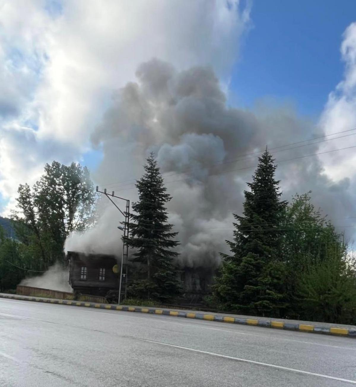 Kastamonu&rsquo;da 250 yıllık tarihi konak &ccedil;ıkan yangında hasar g&ouml;rd&uuml; 2