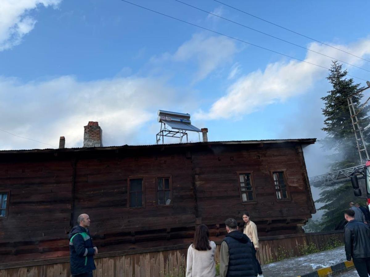 Kastamonu&rsquo;da 250 yıllık tarihi konak &ccedil;ıkan yangında hasar g&ouml;rd&uuml; 3