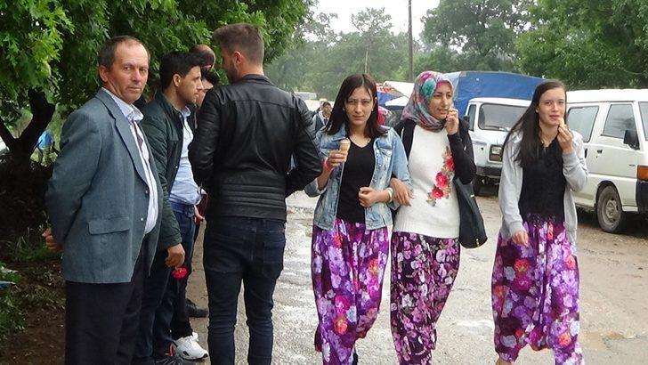 Aşıklar Sokağı'nda volta atarak, kendilerine uygun eş adayı aradılar G1