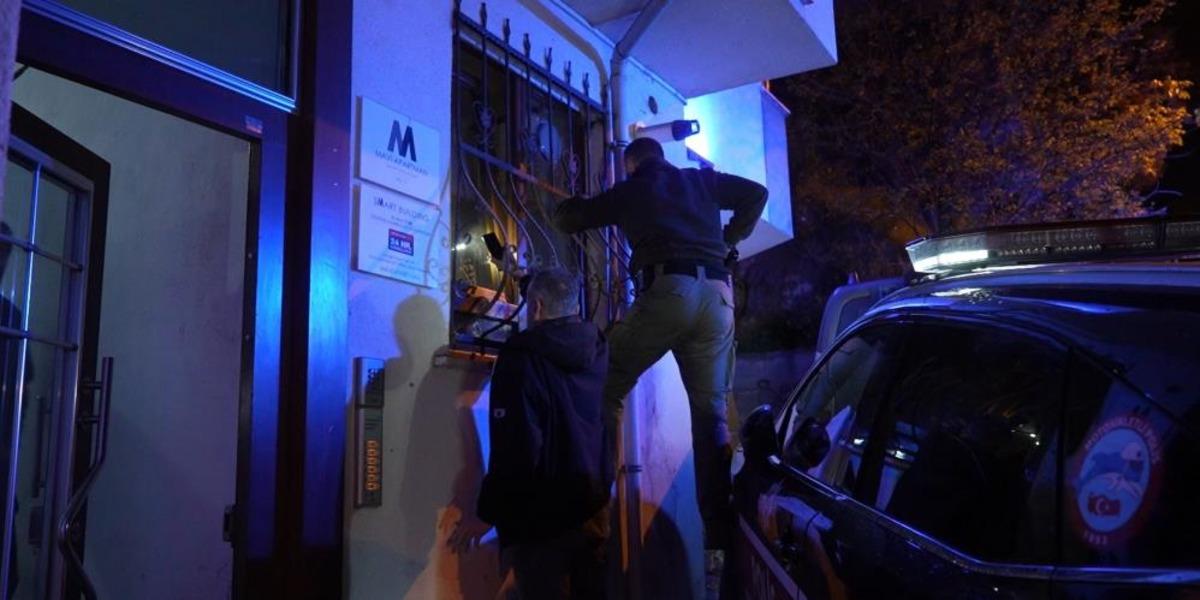 Ceset kokusu sanıldı, ger&ccedil;ek polisin eve girmesiyle ortaya &ccedil;ıktı 1