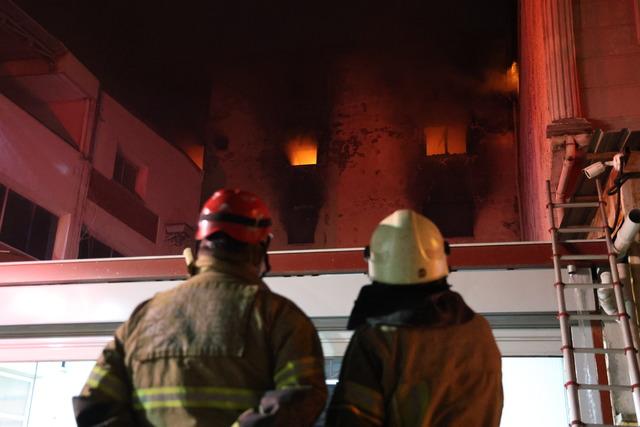 İzmir de 5 katlı imalathanede yangın! 1 kişi hastaneye kaldırıldı 4