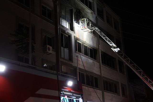 İzmir de 5 katlı imalathanede yangın! 1 kişi hastaneye kaldırıldı 3