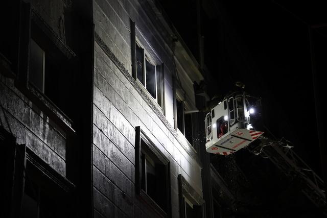İzmir de 5 katlı imalathanede yangın! 1 kişi hastaneye kaldırıldı 2