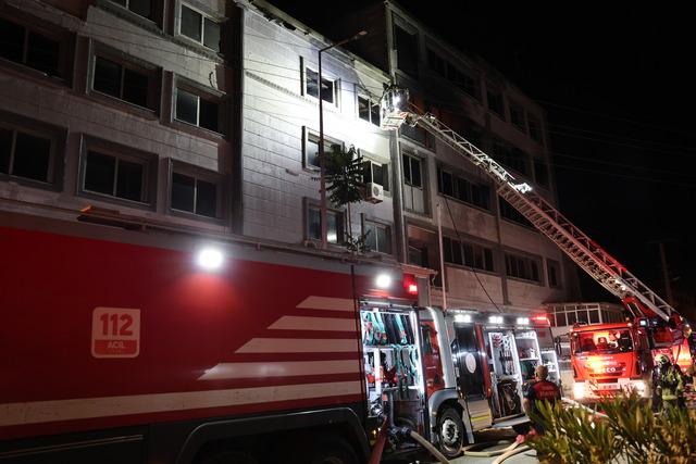 İzmir de 5 katlı imalathanede yangın! 1 kişi hastaneye kaldırıldı 1