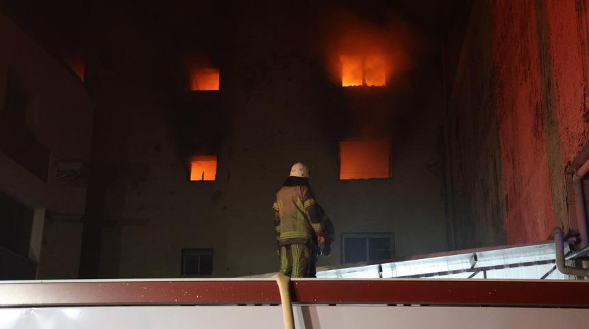 İzmir'de 5 katlı imalathanede yangın! 1 kişi hastaneye kaldırıldı