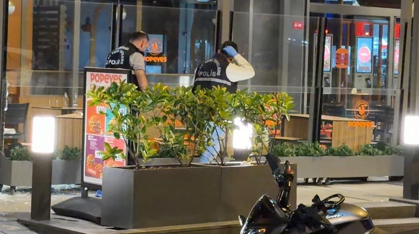 Şişli&rsquo;de gece sokak karıştı: İş yerinin &ouml;n&uuml;nde kurşun yağdı! 