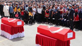 Son dakika: T&uuml;rk bayrağıyla geldi, şehit cenazesinde hayatını kaybetti