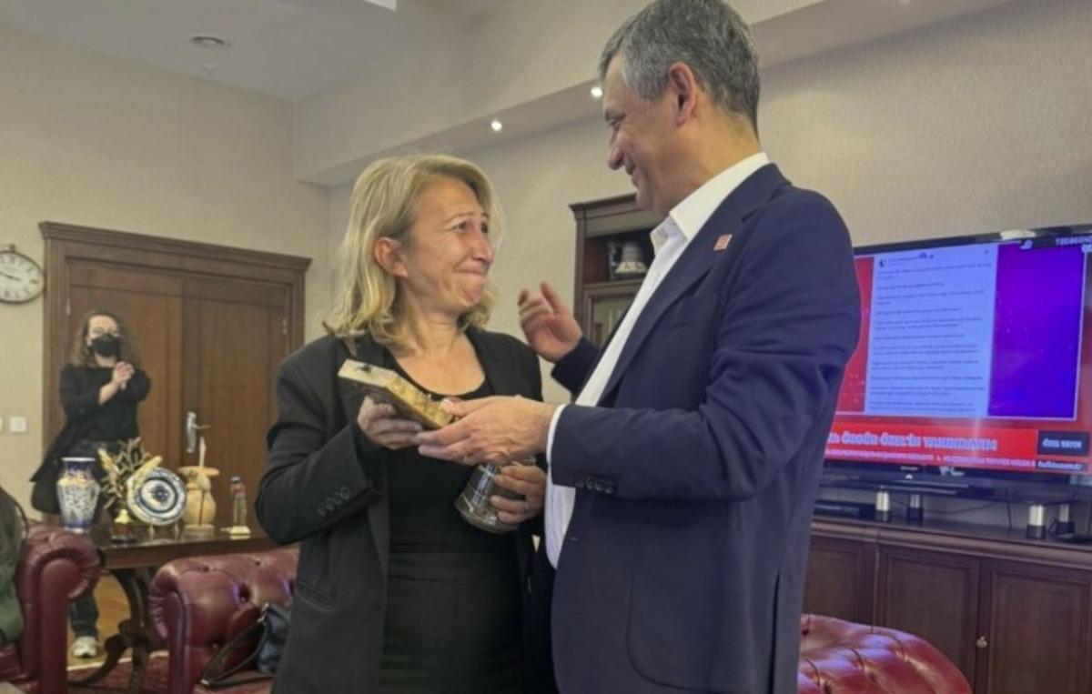 Özgür Özel, Genel Başkanlık mührünü böyle verdi! 2