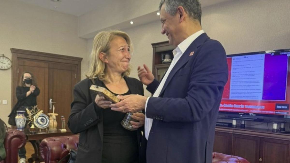 Özgür Özel, Genel Başkanlık mührünü böyle verdi!