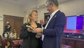 &Ouml;zg&uuml;r &Ouml;zel, Genel Başkanlık m&uuml;hr&uuml;n&uuml; b&ouml;yle verdi!