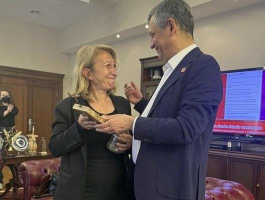&Ouml;zg&uuml;r &Ouml;zel, Genel Başkanlık m&uuml;hr&uuml;n&uuml; b&ouml;yle verdi!