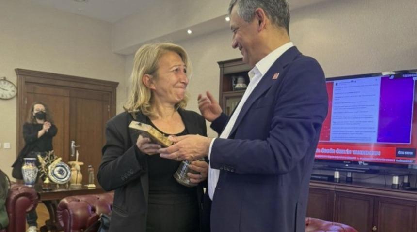 &Ouml;zg&uuml;r &Ouml;zel, Genel Başkanlık m&uuml;hr&uuml;n&uuml; b&ouml;yle verdi!