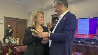 Özgür Özel, Genel Başkanlık mührünü böyle verdi!