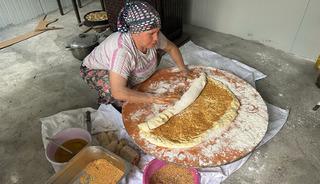 Sadece bayramlarda pişiyor: Bu &ccedil;&ouml;rek kapış kapış satılıyor