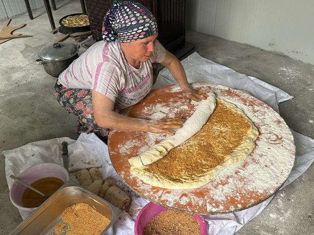 Sadece bayramlarda pişiyor: Bu &ccedil;&ouml;rek kapış kapış satılıyor