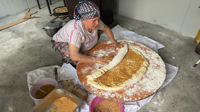 Sadece bayramlarda pişiyor: Bu çörek kapış kapış satılıyor