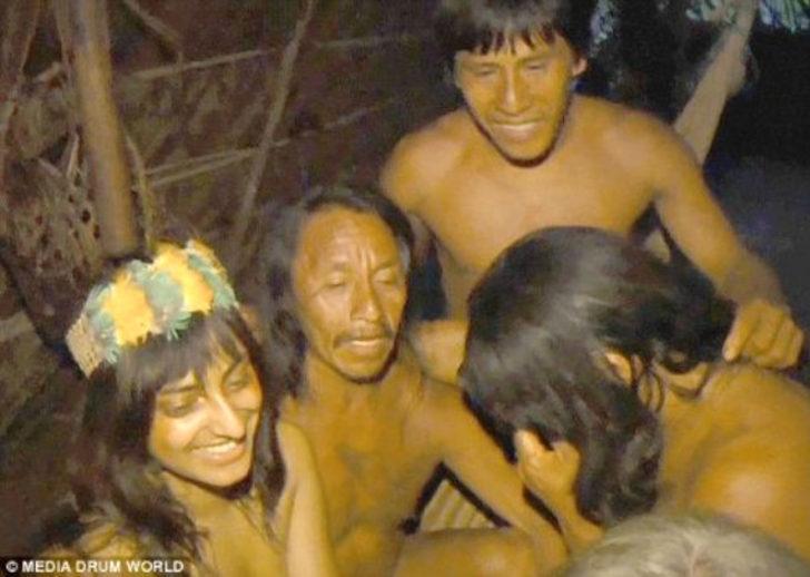 Belgesel için gittiği kabilede evlendirildi G4