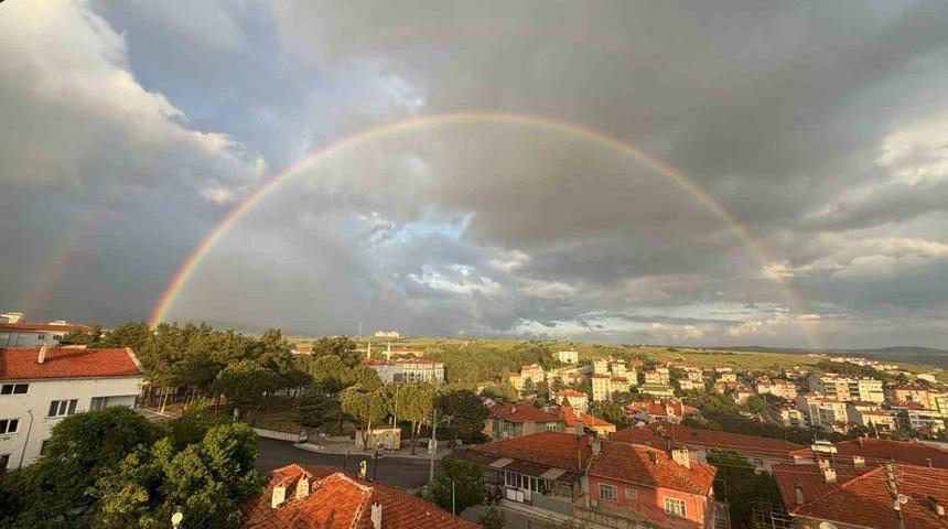 Yağmurun ardından Demirci semalarında renk c&uuml;mb&uuml;ş&uuml;