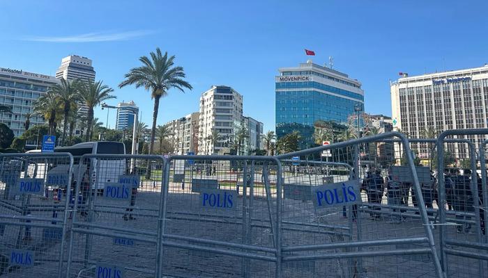 CHP'de g&ouml;zler İzmir'de! &Ouml;zg&uuml;r &Ouml;zel mitingi &ouml;ncesi yer polemiği
