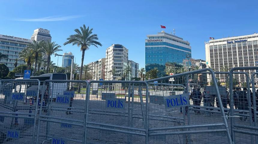 CHP'de g&ouml;zler İzmir'de! &Ouml;zg&uuml;r &Ouml;zel mitingi &ouml;ncesi yer polemiği