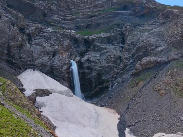 Dağın i&ccedil;inden şelale akıyor! G&ouml;renleri hayran bıraktı